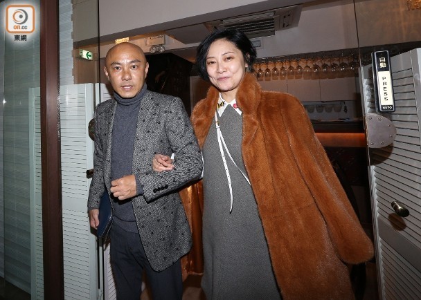 张卫健牵张茜现身十指紧扣 提前为爱妻庆生(图)