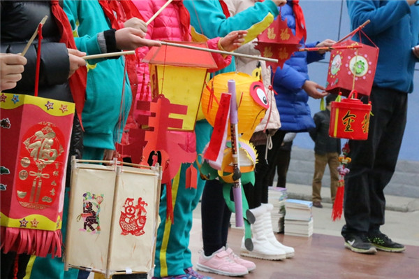 青年路小学:自制灯笼火红校园