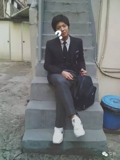 他出道后被迫替父还8亿债，正走红却宣告破产(图)