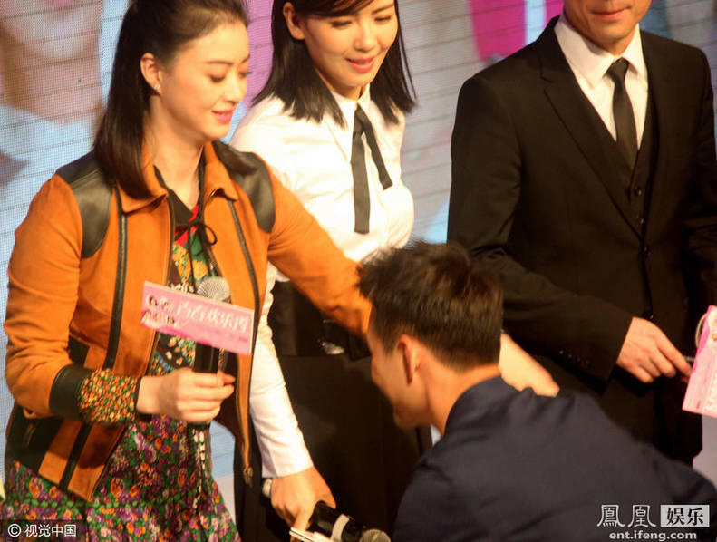 刘涛被冷落了?王凯蒋欣贴面热聊旁若无人|蒋欣|贴面_凤凰河南