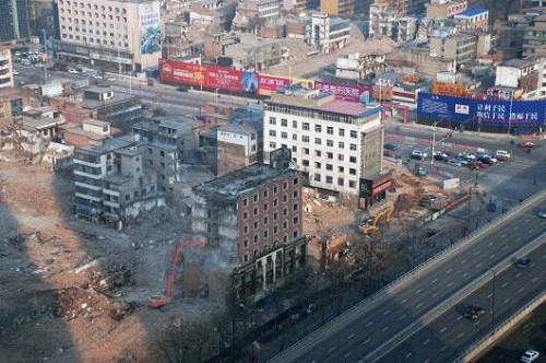 老太 拒400万当钉子户  称怕以后日子没着落(组