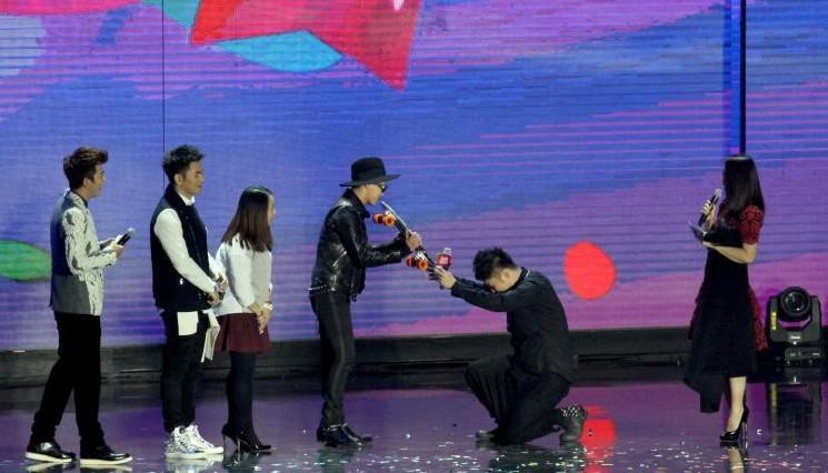 [凤凰知道]湖南卫视杜海涛是在螳臂当车吗?