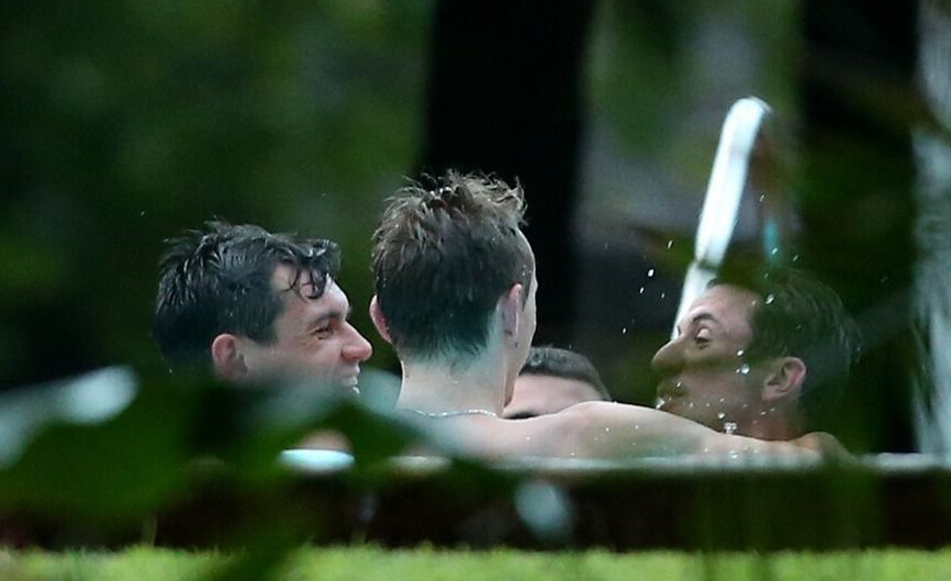 克罗地亚球员裸泳遭巴西媒体偷拍 用手遮羞