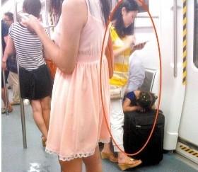 深圳地铁:女童尿急在车内便溺 母亲一旁只顾玩手机