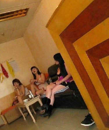 现场:按摩女赤裸陈尸草地 高度腐败露出白骨-手