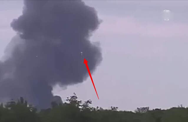 曝疑似马航M17大量碎尸从天而降视频