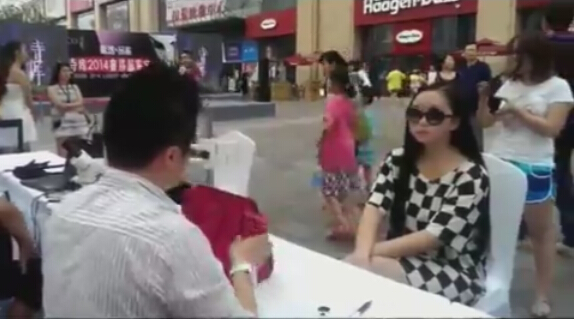 <em>女子</em>挎包被鉴定为非奢侈品怒<em>脱文胸</em>验名牌-互