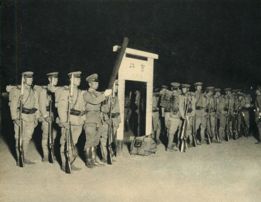 在安东(今丹东)火车站,增援的日军朝鲜驻屯军朝着长春进发