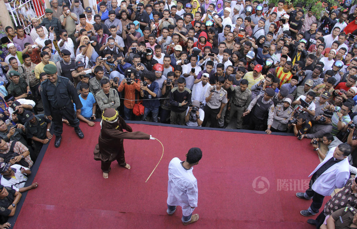 印尼赌徒清真寺当众<em>受鞭刑</em> - 4G视界