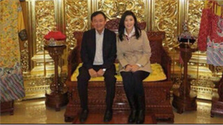 他信,英拉参观北京故宫坐龙椅