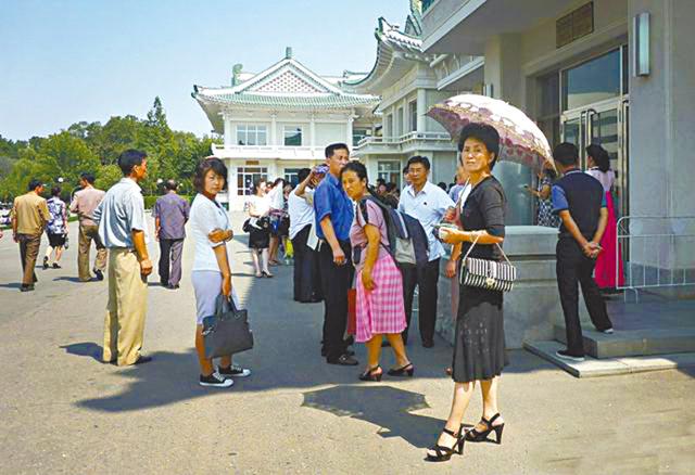 <em>朝鲜</em>大妈赶潮流 开始戴资本主义<em>胸罩</em>-手机凤