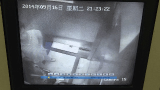 这一次,姑娘不仅被袭胸,还被男子强压在地上乱摸一气,足足摸了30秒的