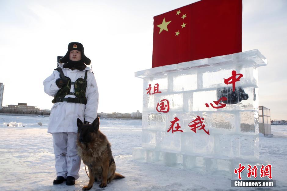 边防战士穿充电保暖皮鞋带军犬站岗放哨