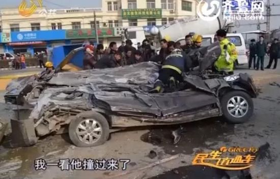 轿车被侧翻水泥车压成