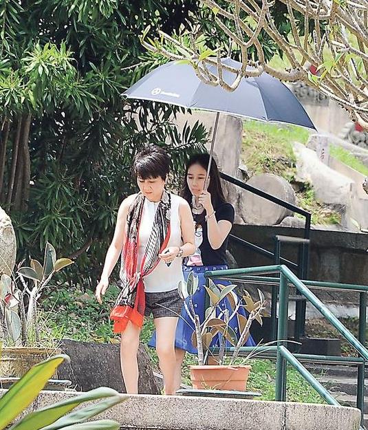 赌王何鸿燊四太拜山 何超欣为妈妈打伞-手机凤凰网