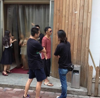 谢霆锋打扮休闲被围观 遭调侃偷王菲衣服