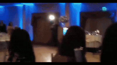 [动图]婚礼舞蹈失误 新郎踢晕新娘