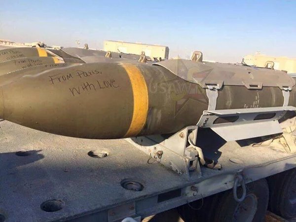 成排的jdam炸弹上被用记号笔写下"带着爱从巴黎来".