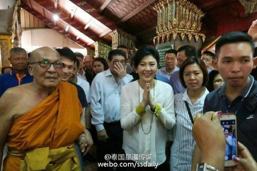 英拉现身寺庙礼佛 引民众争相合影
