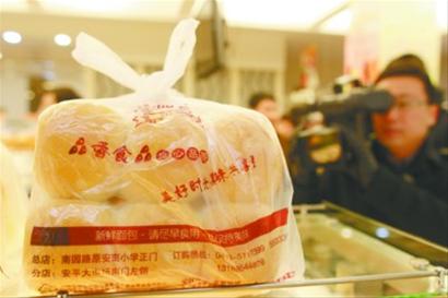 破案过程中，嫌疑人车内两袋面包包装上的地址成为关键线索。 本组图片由记者 查金辉 摄