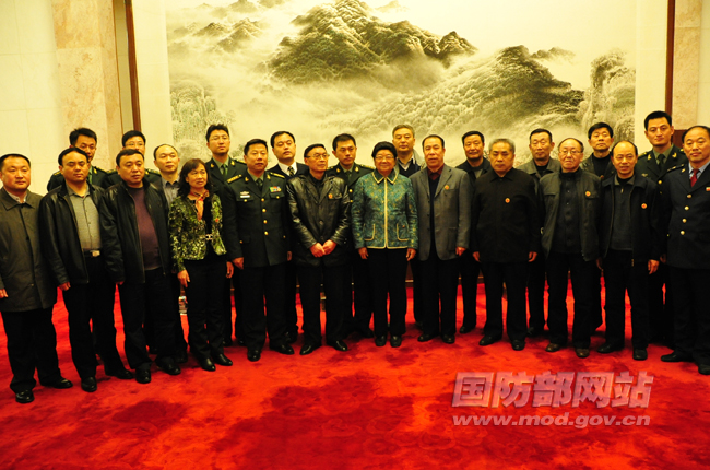 顾秀莲主任与历任雷锋班班长合影