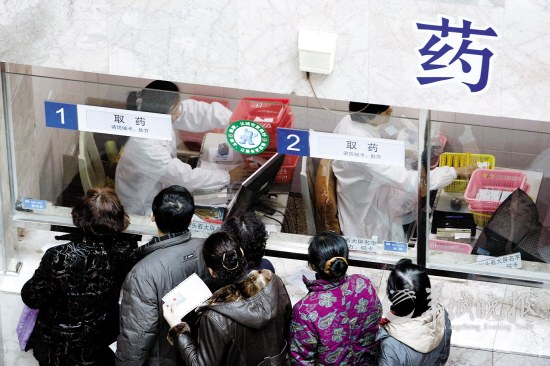 　　医院取药窗口经常挤满了排队的人  IC/供图