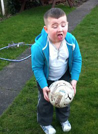 英国一7岁男孩患嗜睡怪病 踢足球也能入眠(图