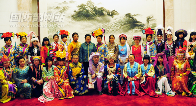 顾秀莲主任与少数民族大学生