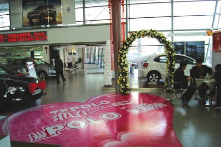 申蓉汽车:为他买辆车,1元当作1000元花