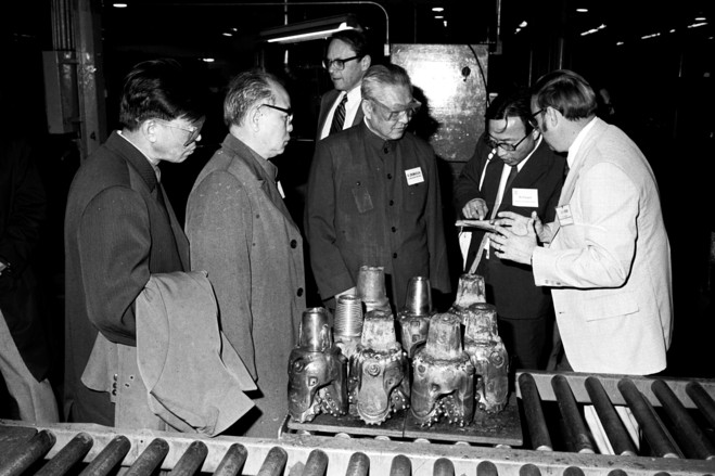 习仲勋参观科罗拉多州的一个钼矿