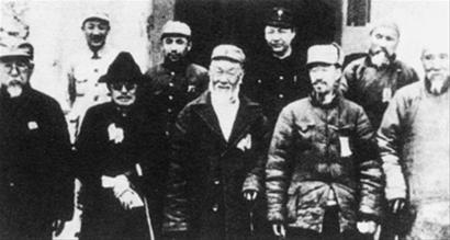 1946年，习仲勋（后排右二）出席陕甘宁边区第三届参议会。