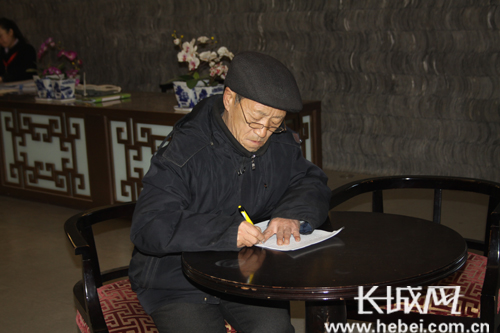 陈发正在撰写楹联。 马志勇 摄