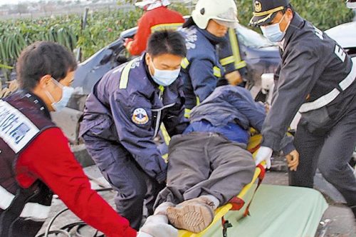 　　台警方抢救伤员。（图片来源于：台湾《苹果日报》）