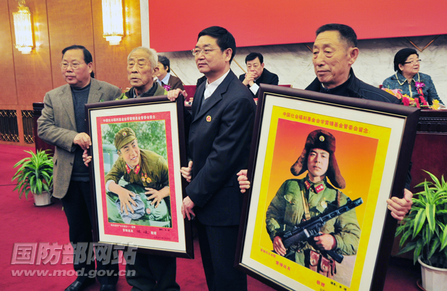 张峻、季增向学雷锋基金管委会赠送了雷锋的大幅照片