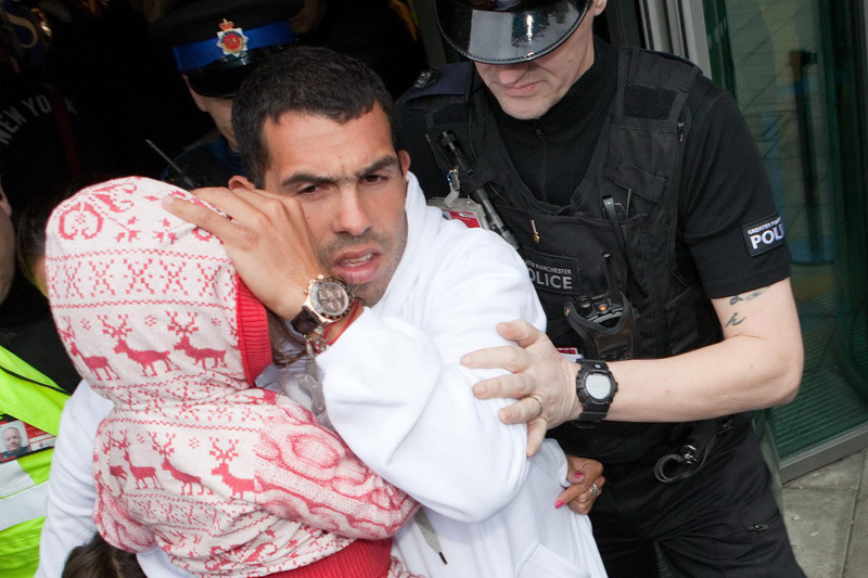 2012年2月15日，曼奇尼态度软化抛橄榄枝 特维斯重回曼城遭媒体包围。本图片由Osports全体育图片社独家提供，严禁个人、媒体转载。