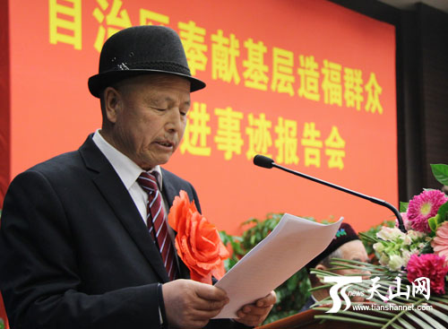 奇台县碧流河乡西戈壁村三组党支部书记马国良作报告