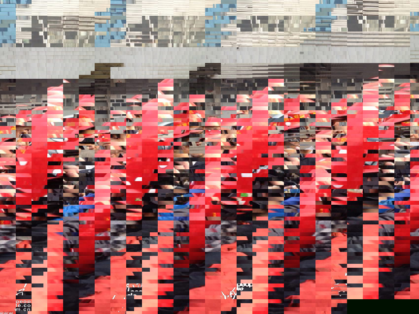 记者在采访铸造厂副厂长裴兰科     摄影：人民网记者  何勇