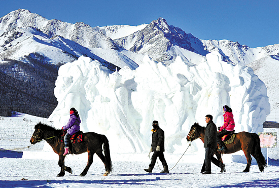 骑马赏雪塑是游客在新疆的独特体验