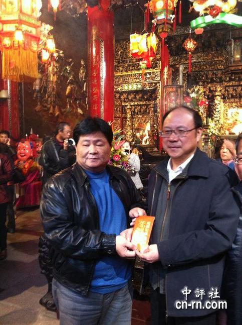 郑立中昨日参拜大甲镇澜宫由董事长、“立委”颜清标接待。郑立中并致赠香油钱，祈求风调雨顺。