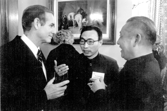 习仲勋（右）与当时的艾奥瓦州州长雷伊(Robert Ray)交谈。