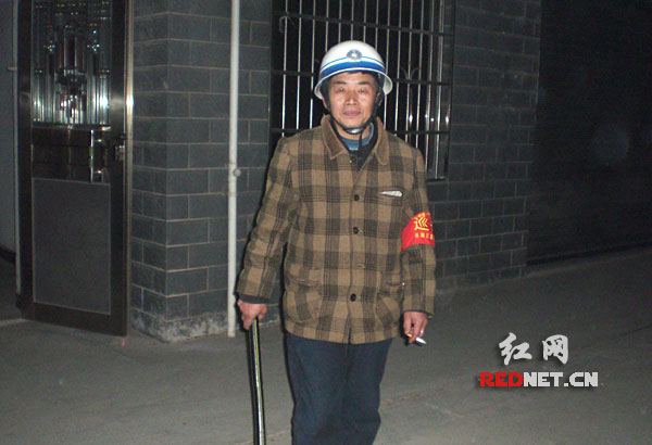 长沙谷峰村小冲农安小区的义务巡逻员柳三湘都是在深夜出来巡逻。