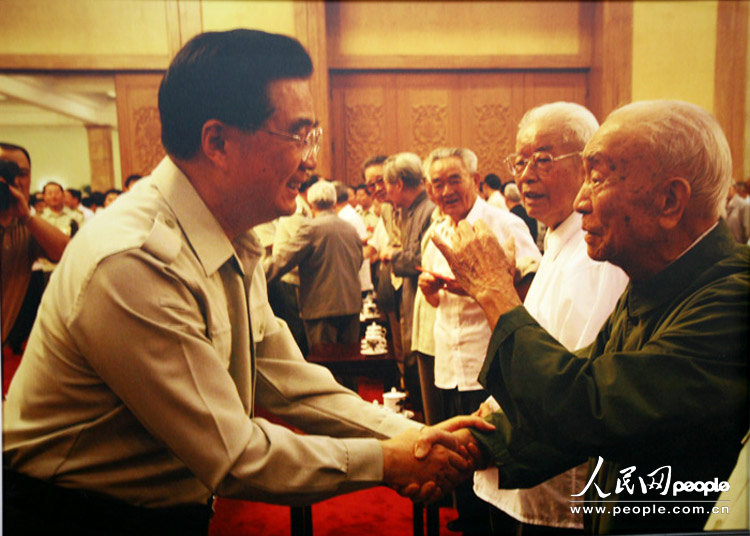 2007年在纪念建军80周年大会上，胡锦涛同出席座谈会的方强老将军交谈。