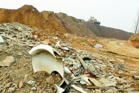 资源被开采后用垃圾填埋 郑州一村百亩田成垃圾山