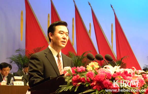 保定市政府市长李谦作政府工作报告。 长城网 李艮春 摄