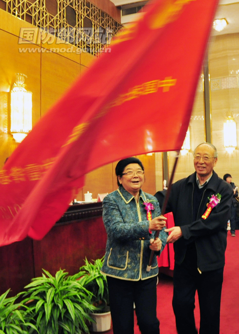 海军原副政委冷宽海军中将为“雷锋文化万里行”出征队伍授旗