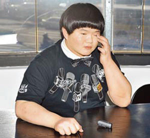 林育群(小胖)闻偶像猝逝,数度泪崩。