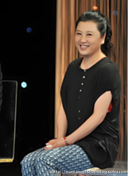 江涛爱妻万小牧曝光气质出众。(图片来源:人民网)