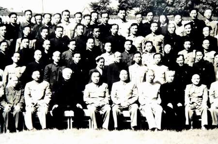 1954年5月28日， 习仲勋陪同毛泽东接见全国宣传工作会议代表。前排左起：徐特立、习仲勋、林伯渠、朱德、毛泽东、刘少奇、吴玉章、邓小平。
