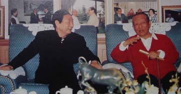 1999年2月18日，中共中央政治局常委、国务院总理朱镕基在深圳与习仲勋交谈。