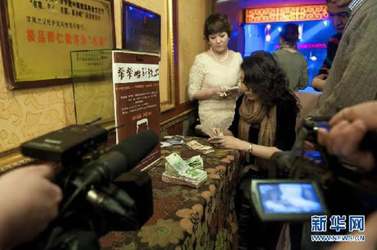 2月11日，组织义演的工作人员在清点义演活动获得的捐款。 新华社记者江文耀摄